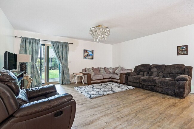 Building Photo - Spacious rental in desirable neighborhood ...