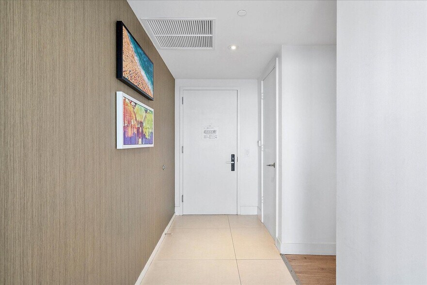 Building Photo - 4011 S Ocean Dr