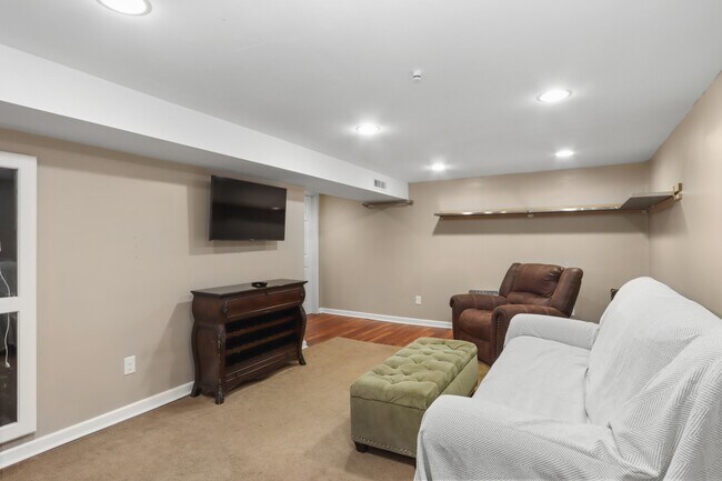 Building Photo - 7329 Ash St