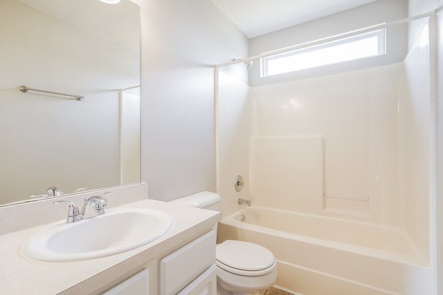 Building Photo - 1701 Stone Hollow Ct