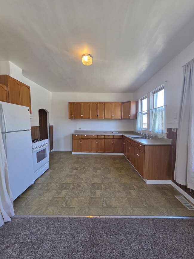 Building Photo - West Side Petaluma Near Down Town  - 2 Bedroom 1 Bathroom