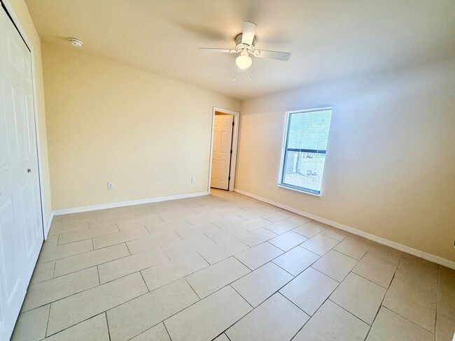 Building Photo - Like-New 3BR-2 Bath Duplex w/ Garage, Prime Cape Coral Location + Flexible Lease Options+Pet Frie...