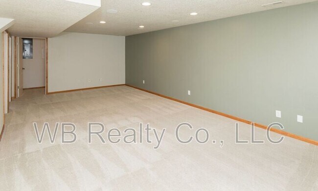 Building Photo - 645 SE Carefree Ln