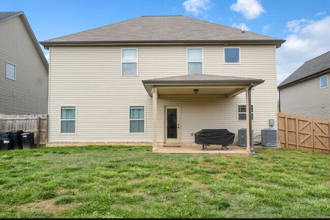 Building Photo - Spacious 5BR House in Clarksville
