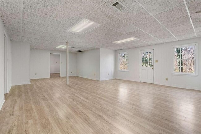 Building Photo - 275 Sageglen Rd