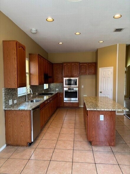 Building Photo - 2605 Gull Lake Dr