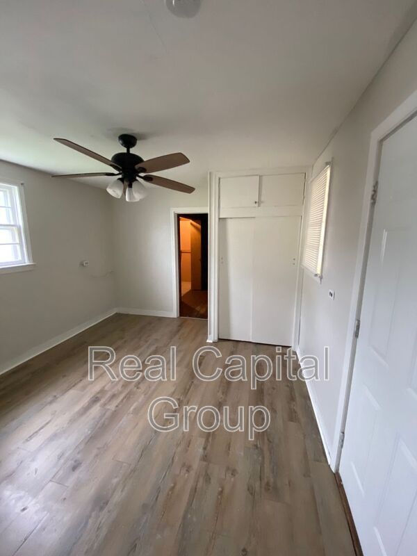 Building Photo - 305 Cable St