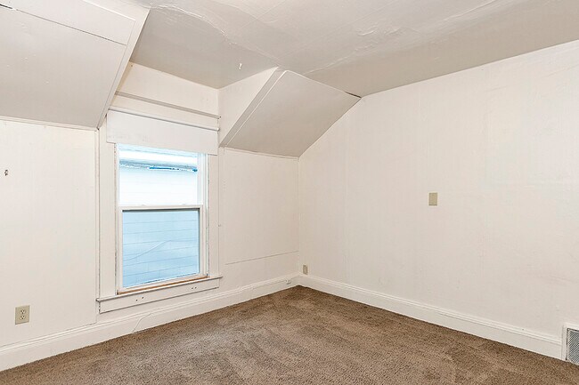 Building Photo - 117 Louis St