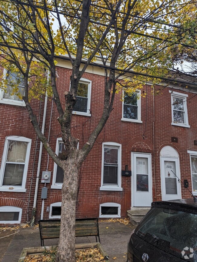 Building Photo - 1008 W 5th St