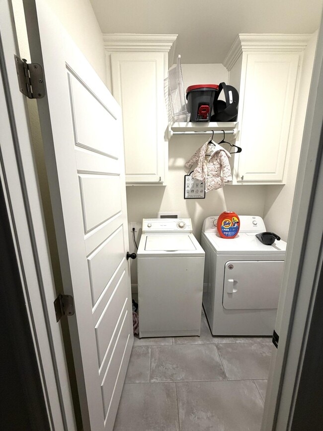 Building Photo - 1018 N Genoa Ave