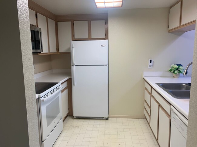 Building Photo - Cozy Condo in 55+ Community