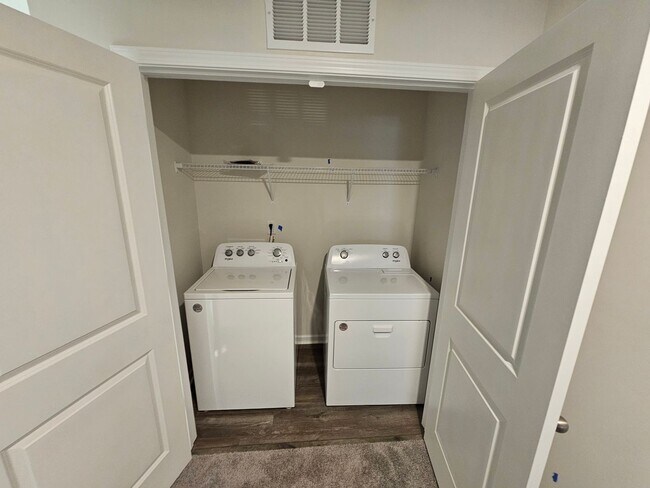 Building Photo - Beautiful Townhome in Charlotte