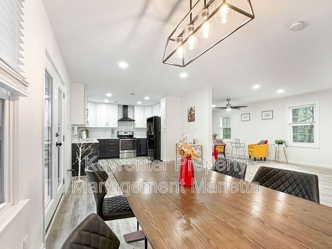 Building Photo - 651 Inglis Dr S E