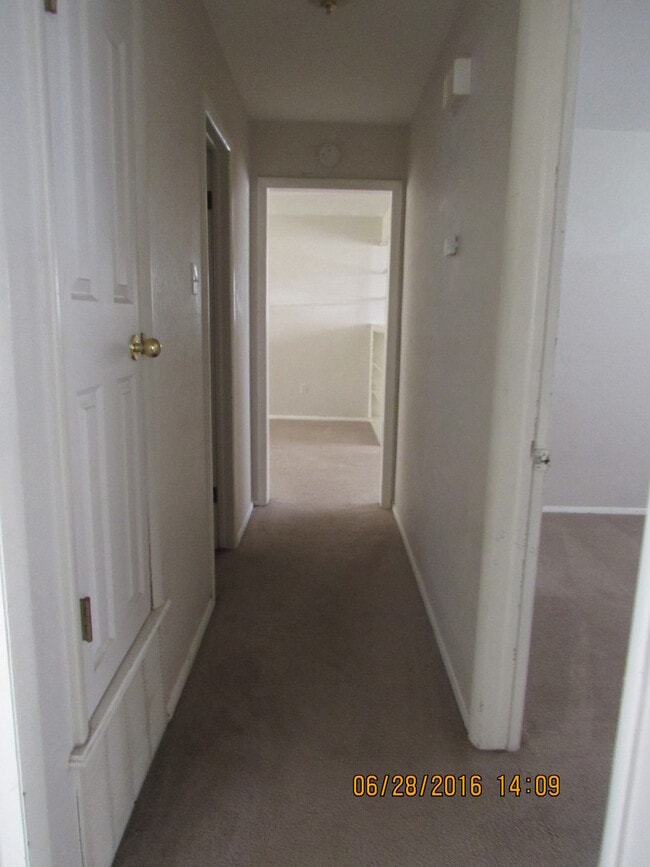 Building Photo - MOVE IN SPECIAL: $200 OFF OF THE 1ST FULL MONTH'S RENT! New carpet and freshly painted interiors