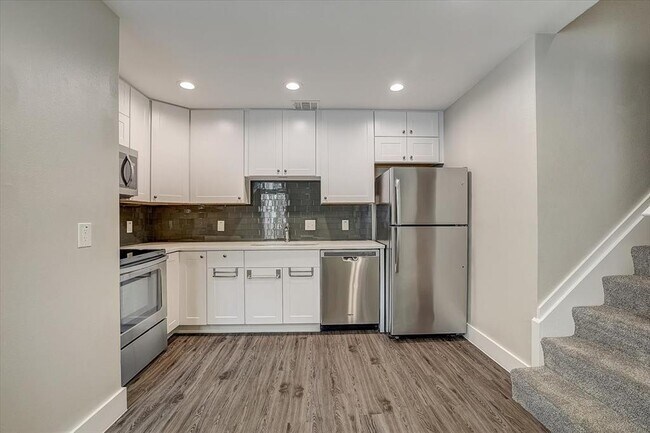 Building Photo - 935 La Posada Dr