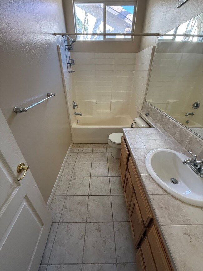 Building Photo - Modern 4-Bedroom Home in Northwest Bakersf...