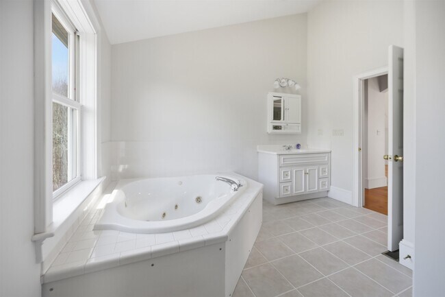 Building Photo - 564 Main St