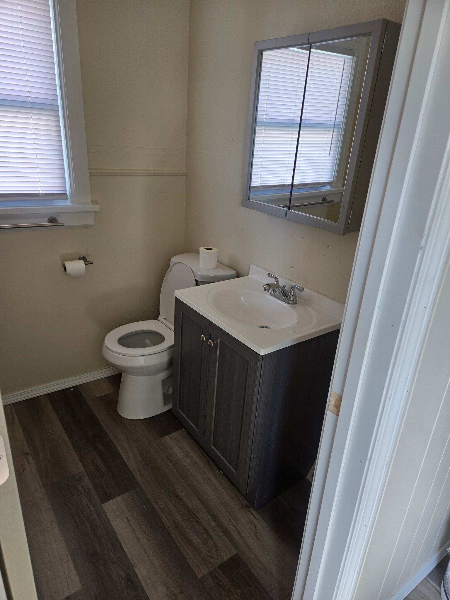 Building Photo - 726 W Clay St