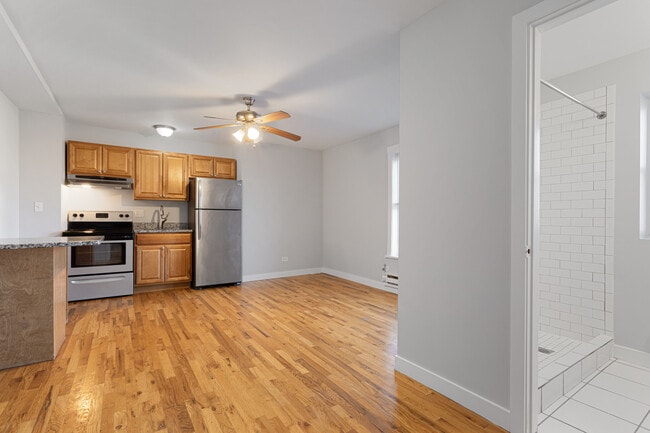 Building Photo - 7450 N Greenview Ave