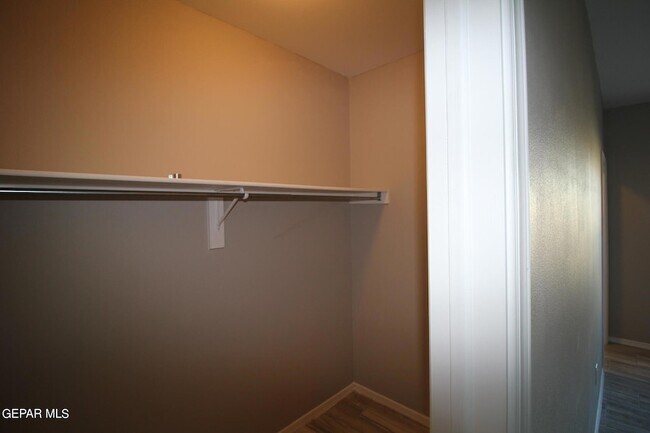 Building Photo - 517 Val Verde St