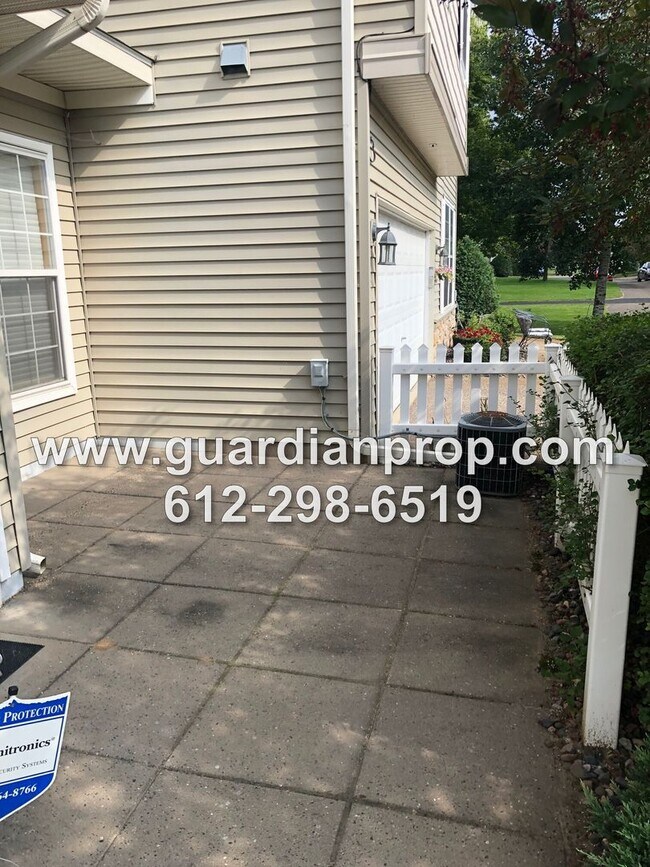 Building Photo - Shoreview Townhouse Available October 1, Open Floor Plan, Jacuzzi Tub, Fireplace, Attached Garage