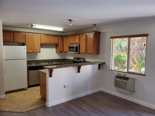Building Photo - 800 N Mollison Ave