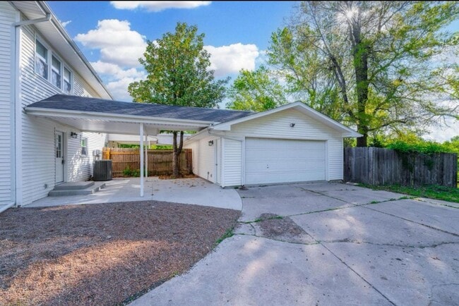 Building Photo - 222 Live Oak Ln