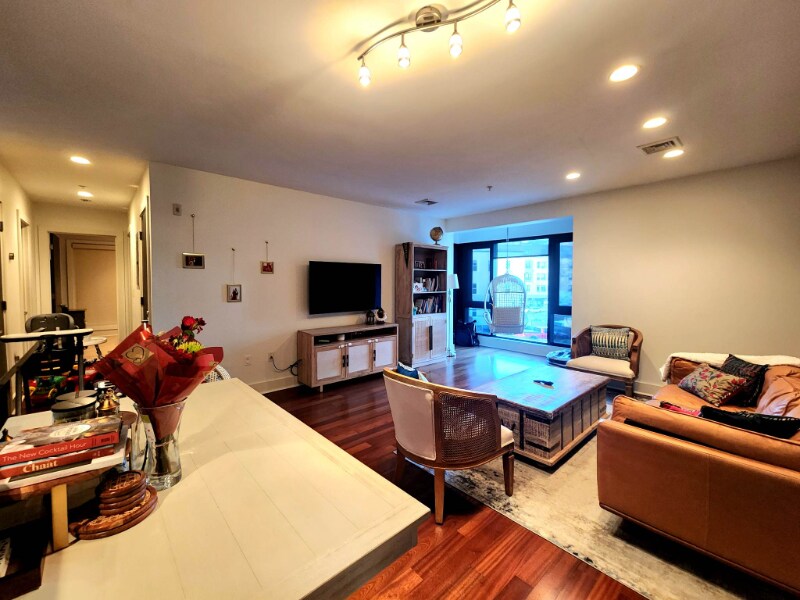 Building Photo - 533 Cambridge St