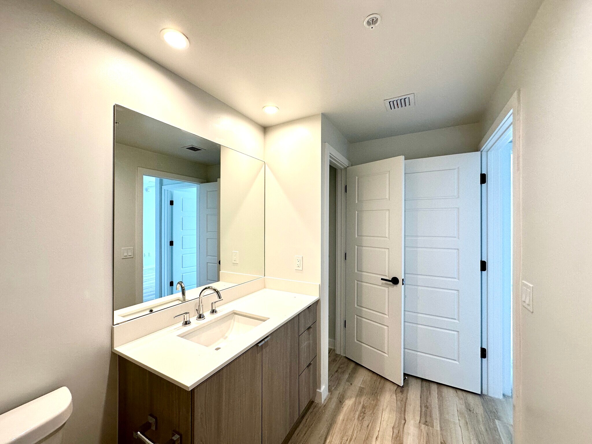 Building Photo - 512 SW 4th Ave