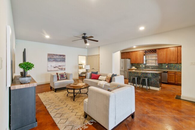 Building Photo - ** MOVE IN SUMMER 2026 ** 5 Bed 3 Bath **FREE RENT 1st FULL MONTH** Near Campus