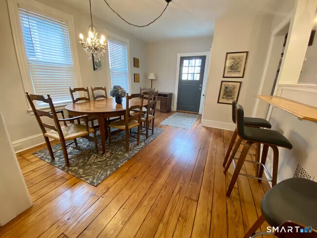 Building Photo - 27 Quintard Ave