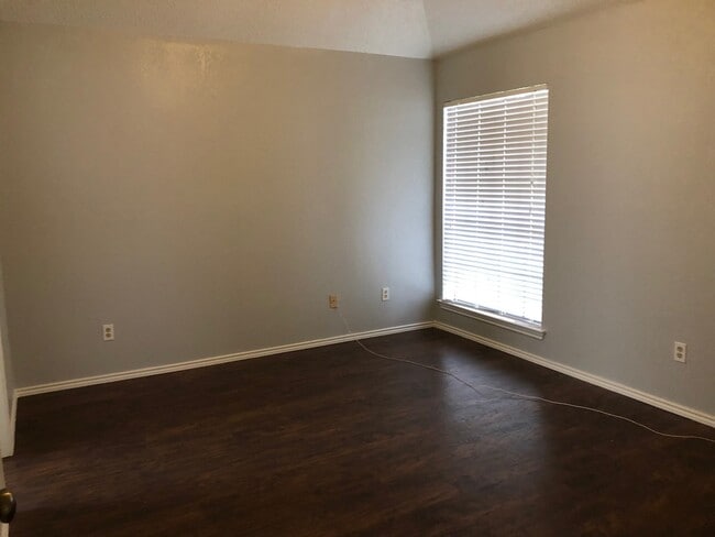 Building Photo - 3/2/2 Great neighborhood!  Move in Ready!