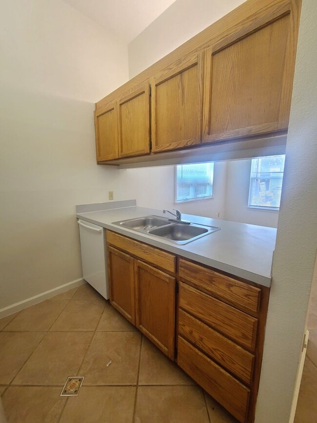 Building Photo - Perfect 1 bedroom 1 bath 6th & Hays Downto...