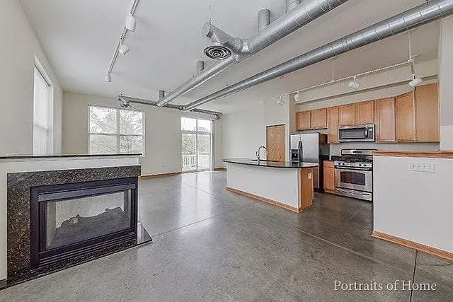 Building Photo - 1693 Town Center St