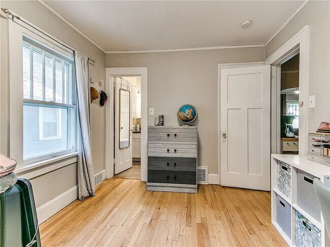 Building Photo - Charming 2-Bedroom Home minutes from everything!