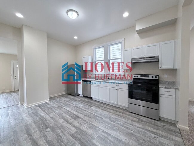Building Photo - Three Bedroom House w/ Bonus Room