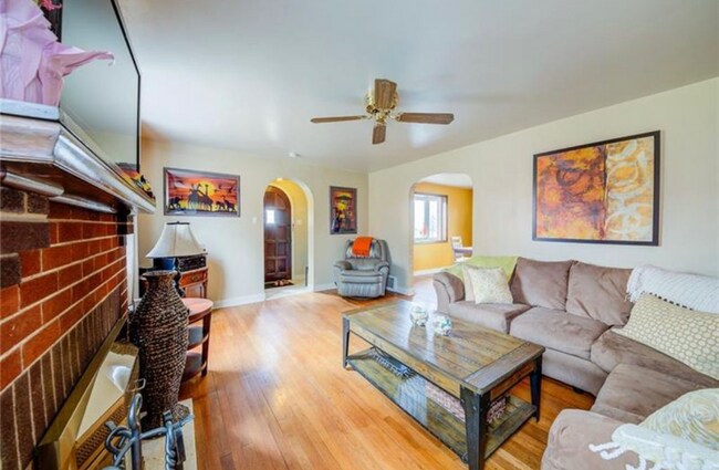 Building Photo - 10 Penn Dr