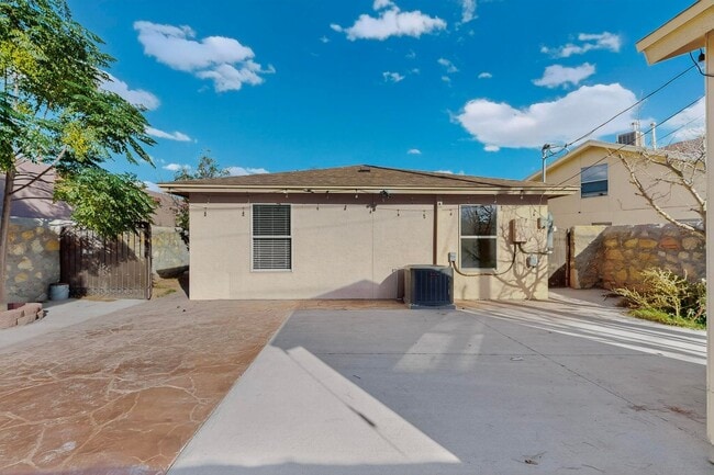 Building Photo - 3 bedroom, 2 bath single story home in Wes...