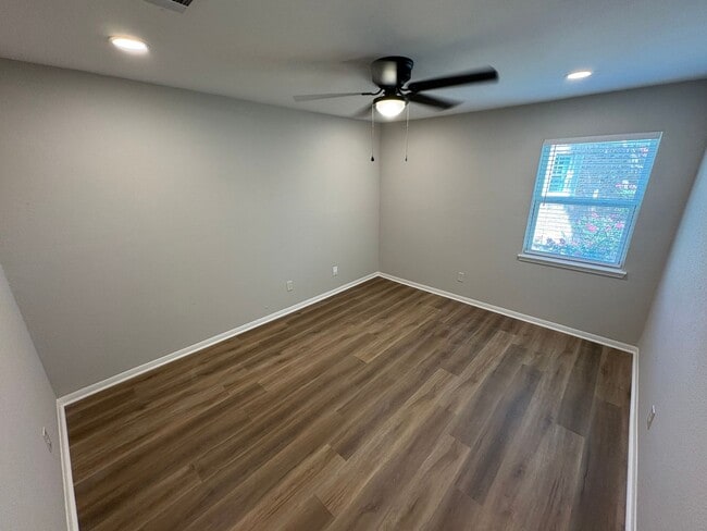 Building Photo - Newly Renovated 4 bed, 2.5 bath Townhome i...