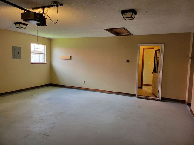 Building Photo - 3 BD 2 BA home in the Ocean Springs School...