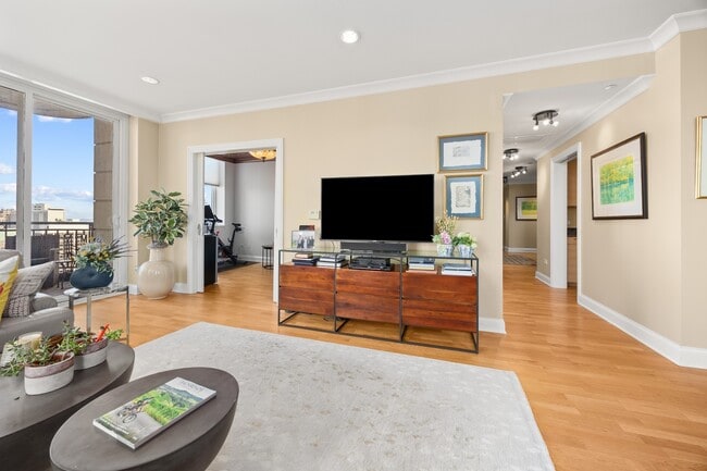 Building Photo - 10 E Delaware Pl