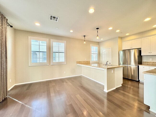 Building Photo - Newer Built Townhome with Solar in Gated Community! Pet-Friendly!