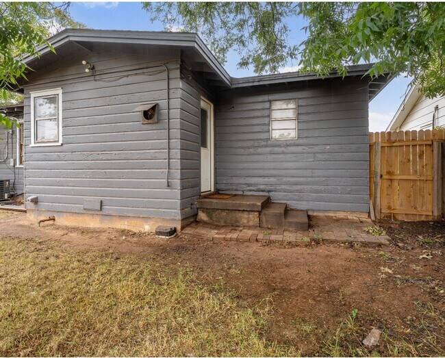 Building Photo - 2 bed 1 bath near Slide and Marsha Sharp n...