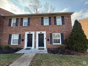 Building Photo - Westport Road Townhouse adjacent to Westpo...