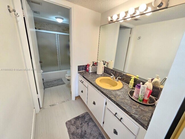 Building Photo - 18031 Biscayne Blvd