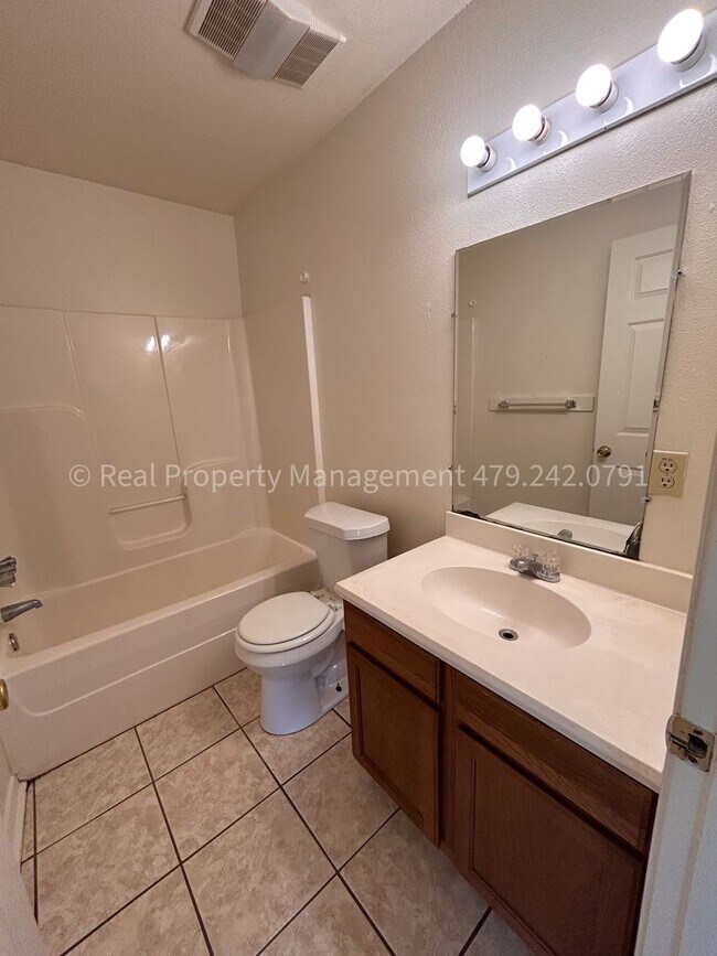 Building Photo - Move In Ready!! Cozy 3 Bed 2 Bath Duplex!