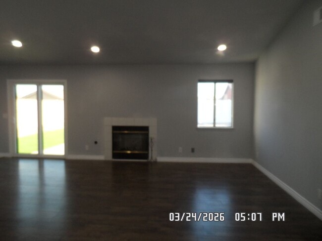 Building Photo - 3 Bedrooms, 2 Bathrooms, approx. 1112 sq. ft., 2 Car Garage, Solar Panels, Internet Included. Clo...
