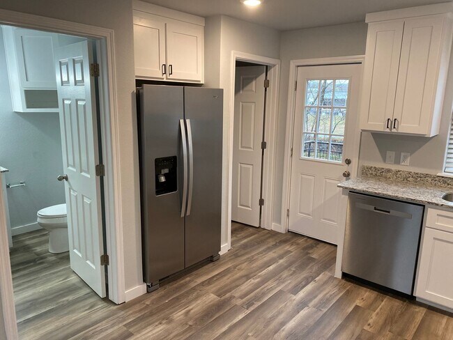Building Photo - School Year Lease! 3 Bedrooms, 2.5 Bathrooms Townhouse near University of Arkansas - 1x Car Garag...