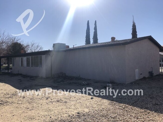 Building Photo - 3 Bedroom 2 Bathroom Helendale Home!!!