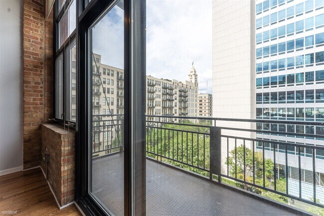 Building Photo - 2 br, 2 bath Condo - 521 W Superior St Uni...